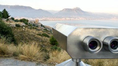 Şehre bakıyordu kale üzerinde dürbün