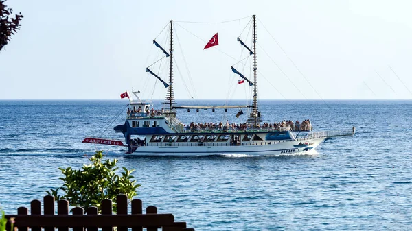Blick auf das Touristenschiff in alanya — Stockfoto