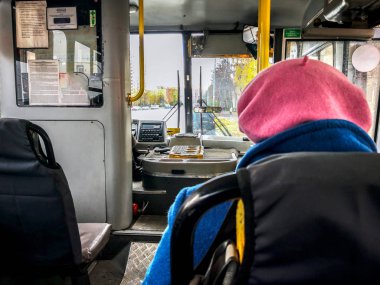 otobüs yolculuğu, yaşlı kadın