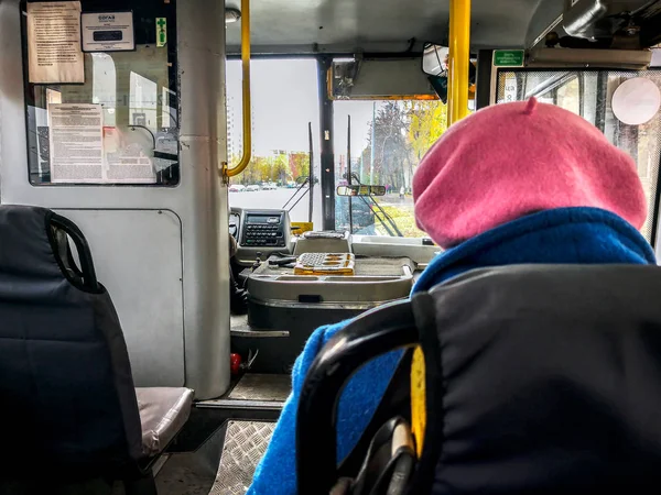 otobüs yolculuğu, yaşlı kadın
