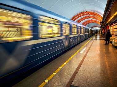 mavi tren hareket, Metro İstasyonu
