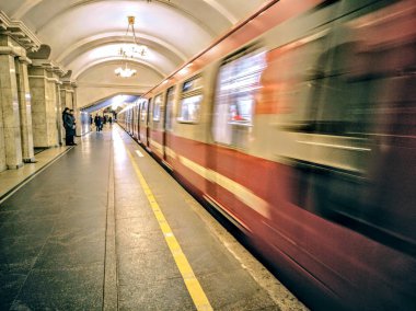 mavi tren hareket, Metro İstasyonu