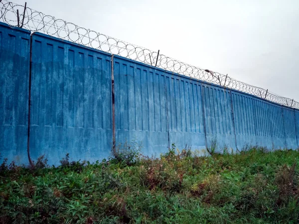 Betonová zeď ostnatým drátem. plot — Stock fotografie