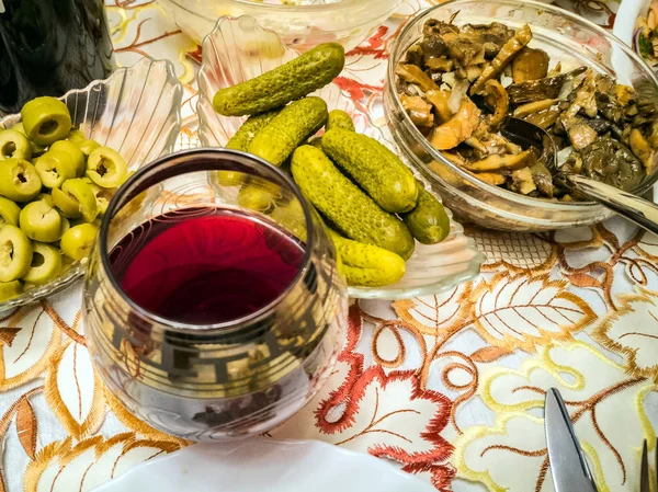 Pepinos, vinho tinto, cogumelos. Fechar . — Fotografia de Stock