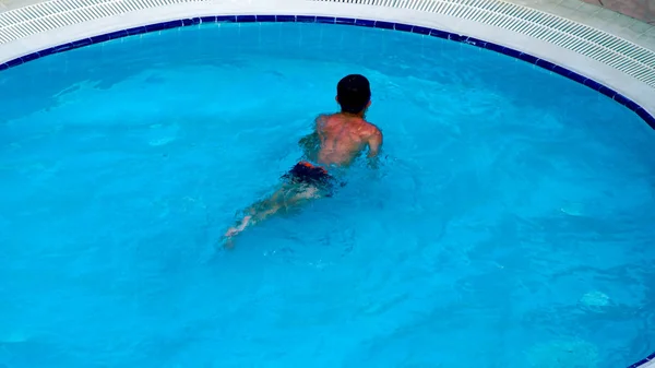 Gesunde Fitness. Blick von oben auf Mann, der im Pool schwimmt. — Stockfoto