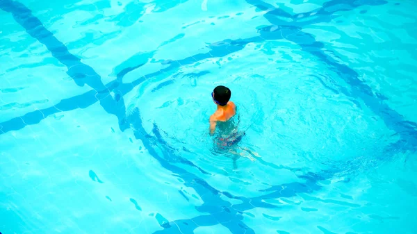 Gesunde Fitness. Blick von oben auf Mann, der im Pool schwimmt. — Stockfoto