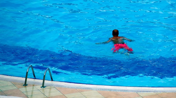 Aptitud saludable. Vista superior del hombre nadando en la piscina . — Foto de Stock