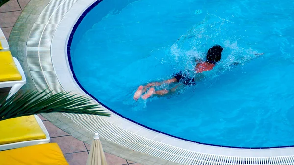 Υγιούς ικανότητας. Κάτοψη του ανθρώπου που το κολύμπι στην πισίνα. — Φωτογραφία Αρχείου