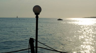 gün batımı ile ahşap iskele