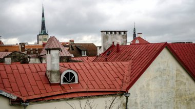 Hava Belediye Binası ve Toompea hill ile eski şehir panoraması