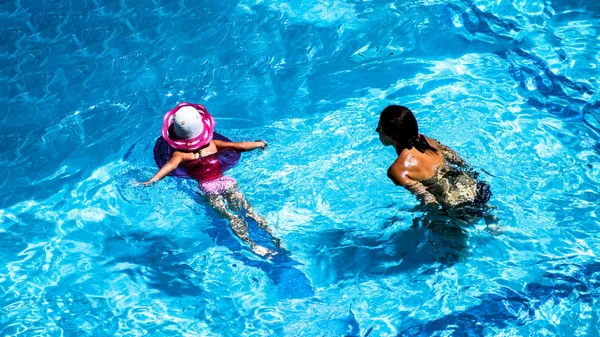 Children playing in swimming pool — Stock Photo, Image