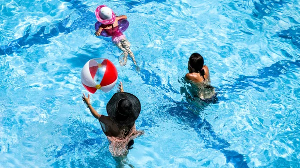 Children playing in swimming pool — Stock Photo, Image