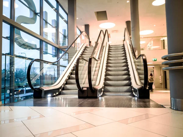 Escada rolante nas lojas modernas — Fotografia de Stock