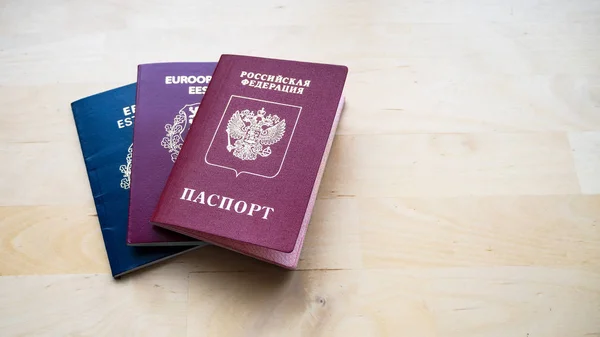 Паспорта Эстонии и России — стоковое фото