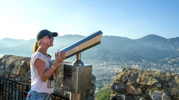 Turista con smartphone — Foto de Stock