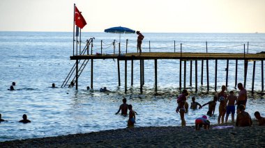 turistler rahatlatıcı ve plajda eğlenmek 