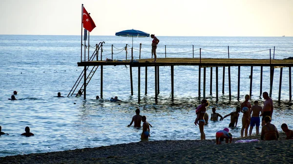 turistler rahatlatıcı ve plajda eğlenmek 