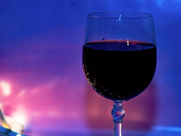 Una copa de vino. fondo negro — Foto de Stock