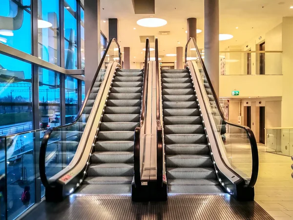  Modern alışveriş, yürüyen merdivenler 