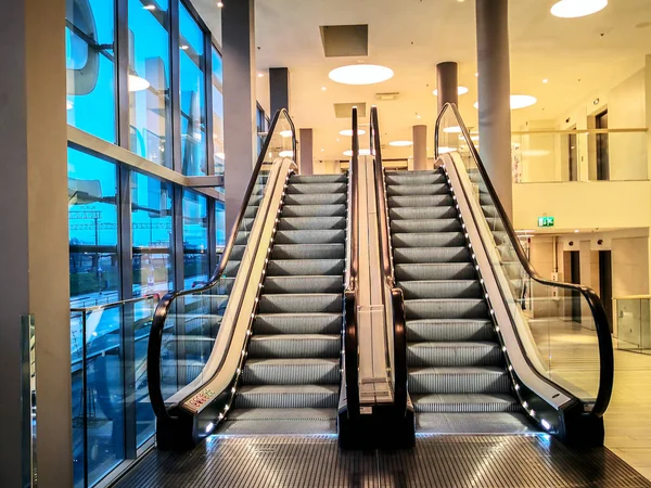 Escada rolante nas lojas modernas — Fotografia de Stock