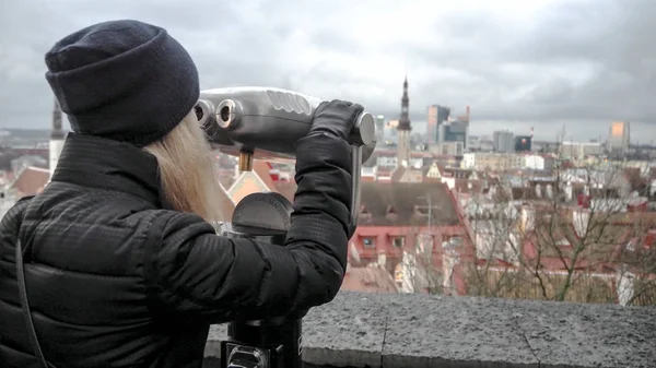 Chica joven mirando a través de binocular — Foto de Stock