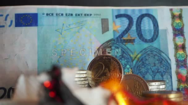 Dvacet euro spálit v ohni — Stock video