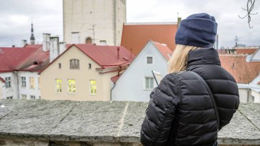 Dürbün ile genç kız