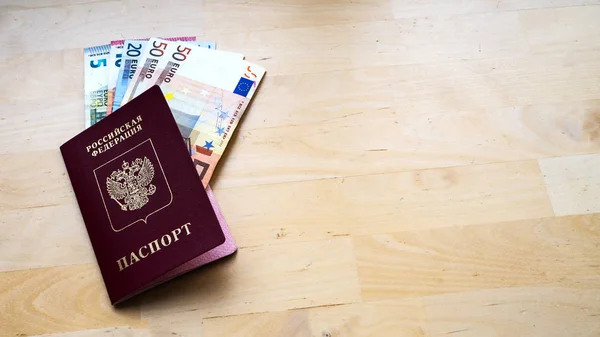 Passaporte da Rússia e euros — Fotografia de Stock