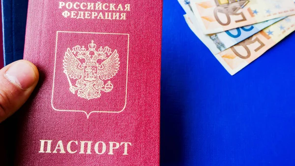 Pasaporte ruso en el lote de facturas —  Fotos de Stock