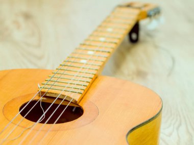 Kırık klasik gitar