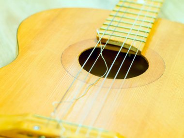 Kırık klasik gitar