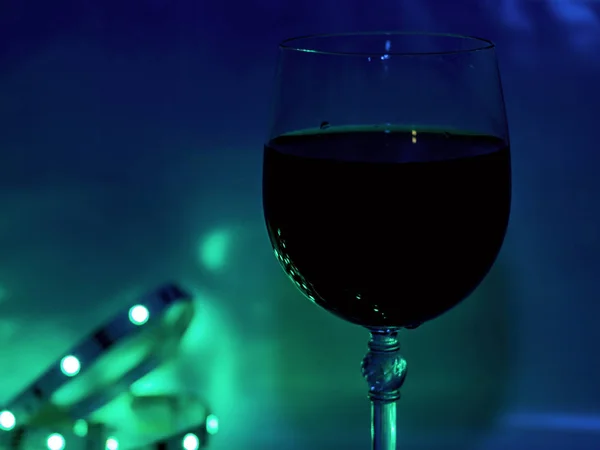 Una copa de vino. fondo negro — Foto de Stock