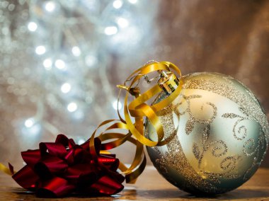 Pırıl pırıl ve peri arka plan bulanık, oyuncaklarla Noel ağacı