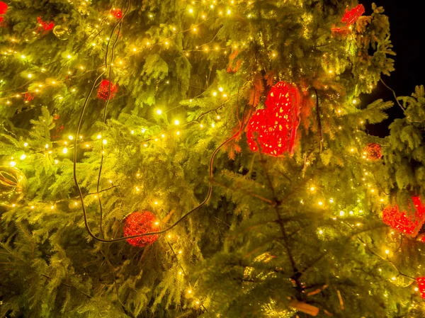 Χριστουγεννιάτικο δέντρο στην πλατεία μια πόλης — Φωτογραφία Αρχείου