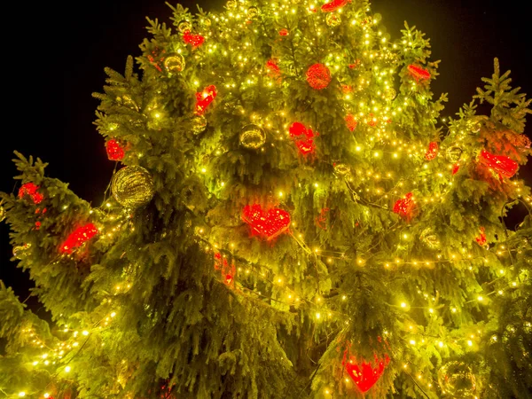 Χριστουγεννιάτικο δέντρο στην πλατεία μια πόλης — Φωτογραφία Αρχείου
