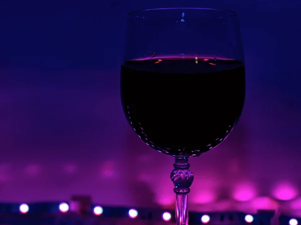 Una copa de vino. fondo negro — Foto de Stock