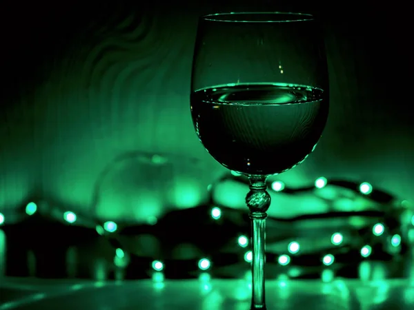 Glas Wein. schwarzer Hintergrund — Stockfoto