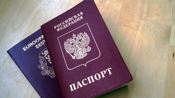 Двойное гражданство Эстонии и России — стоковое фото