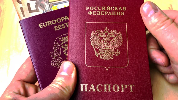 Двойное гражданство Эстонии и России — стоковое фото