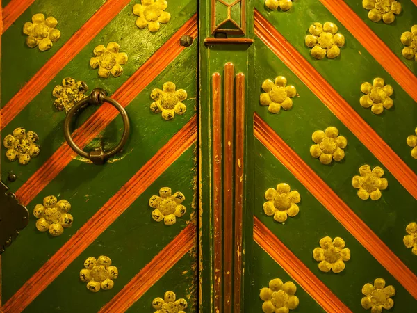 Puerta de madera con patrones y anillo de acero - mango — Foto de Stock