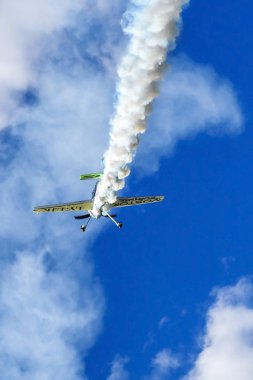 kümülüs bulutlar gibi kabarık, beyaz