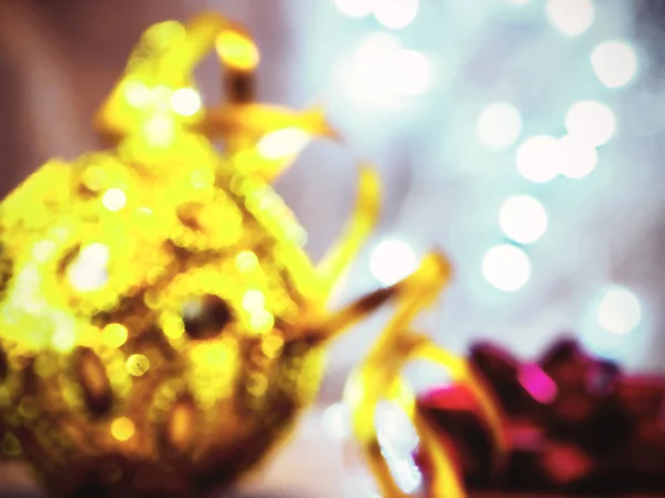 圣诞树玩具与模糊, 闪闪发光和仙女背景 — 图库照片