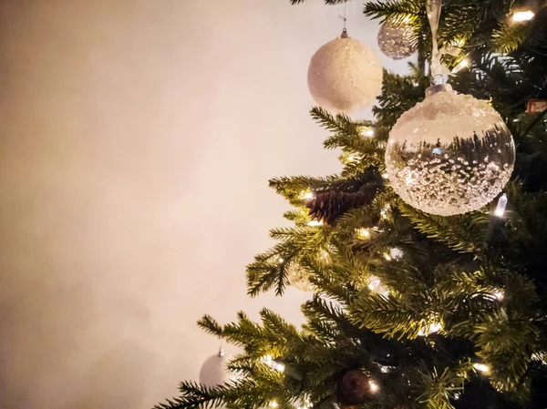 Bulanık peri arka plan ile Noel ağacı