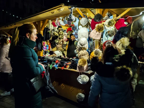 Weihnachtsmarkt auf dem Rathausplatz in Tallinn. — Stockfoto
