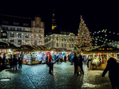 Town Hall Meydanı Tallinn'Noel Fuarı.