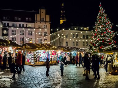 Town Hall Meydanı Tallinn'Noel Fuarı.