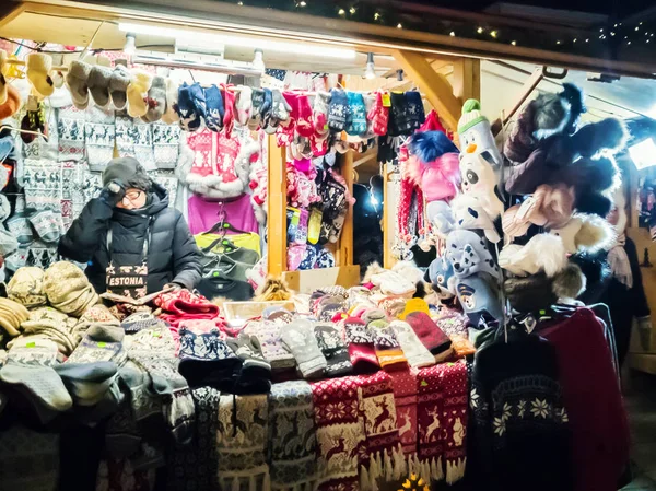 Feira de Natal na Praça da Câmara Municipal em Tallinn . — Fotografia de Stock