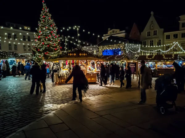 Feria de Navidad en la Plaza del Ayuntamiento de Tallin . — Foto de Stock