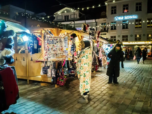 Feira de Natal na Praça da Câmara Municipal em Tallinn . — Fotografia de Stock