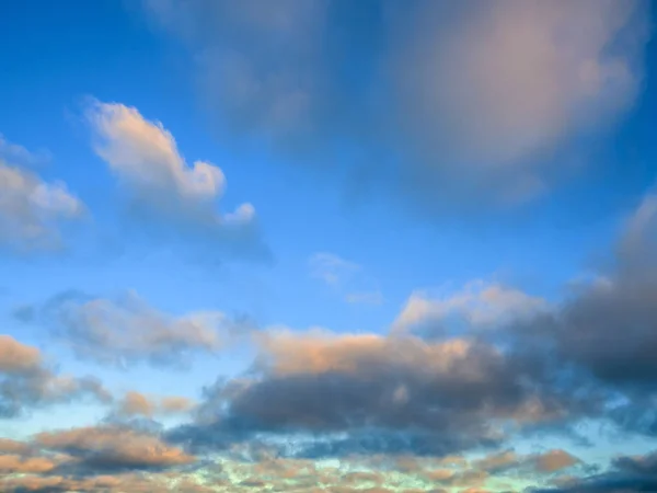 배경으로 푸른 하늘 흰 구름 — 스톡 사진